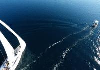 sejlbåd sejlbåd og motorbåd blå hav solrig
